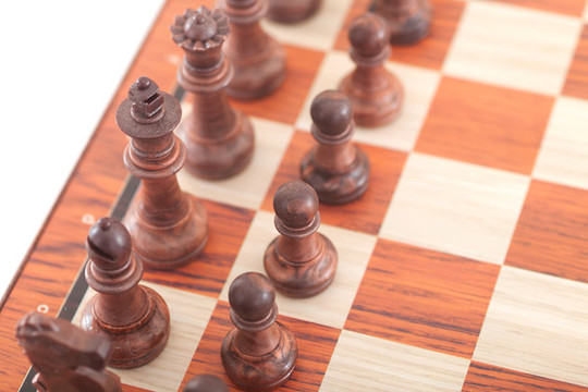 棋盤上擺放整齊的國際象棋棋子