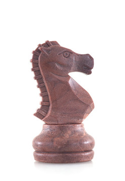 白背景上一枚國際象棋馬棋子