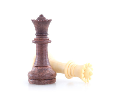 白背景上的國(guó)際象棋王后棋子