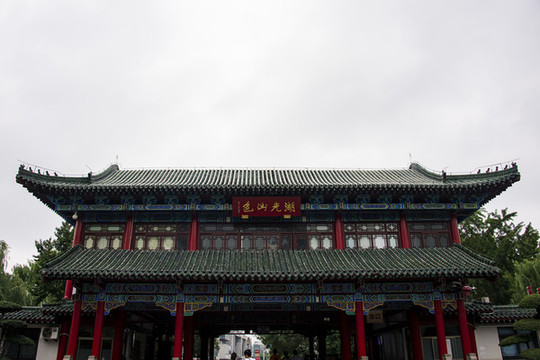 中國山東濟南大明湖公園入口樓閣