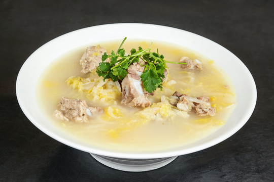 脊骨燉酸菜