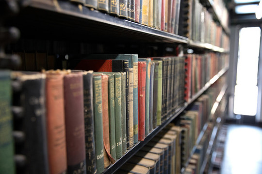 清華大學(xué)老圖書館里的古董書籍
