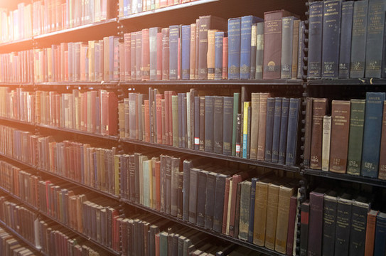 清華大學(xué)老圖書館里的古董書籍