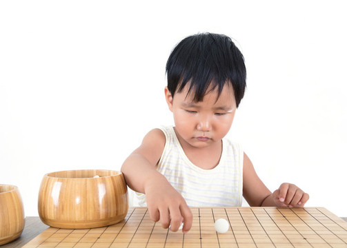 中國(guó)小女孩正在學(xué)習(xí)下圍棋