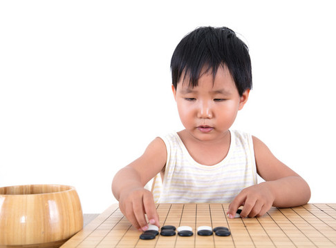 中國小女孩在認(rèn)真的學(xué)習(xí)下圍棋