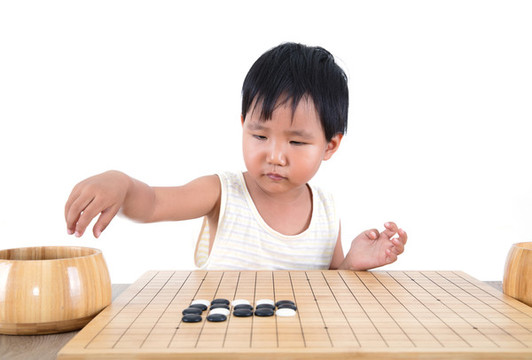 觀察棋盤上棋子的中國小女孩
