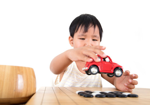 棋子的棋盤上玩小汽車玩具
