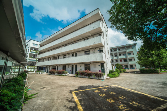 余姚市梁輝中學(xué)校園