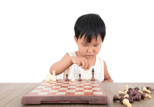 小女孩正在學習國際象棋