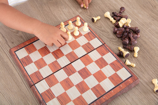 特寫(xiě)小孩子的手正在下國(guó)際象棋
