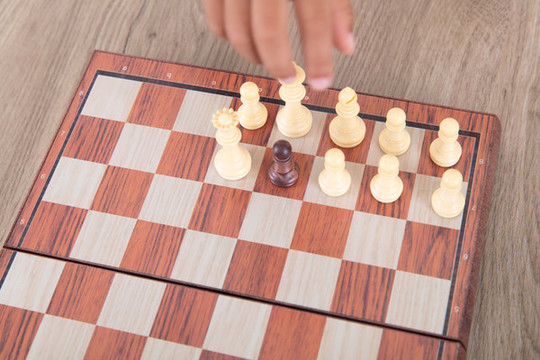 特寫小孩子的手正在下國際象棋