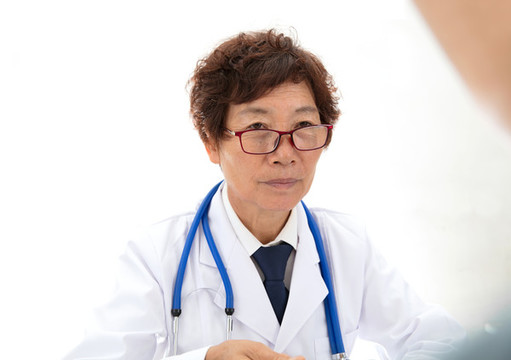 正在向患者詢問有關(guān)情況的醫(yī)生