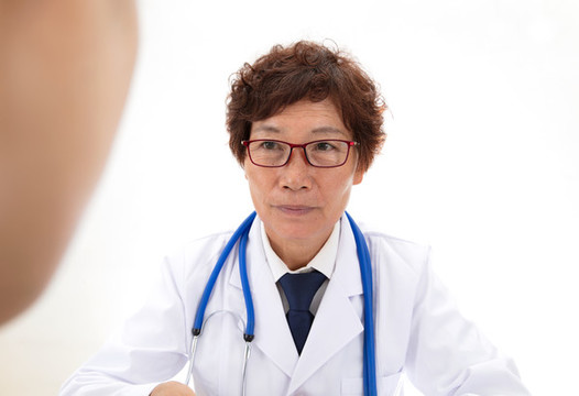 正在向患者詢問有關(guān)情況的醫(yī)生