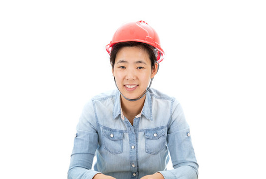 安全帽微笑看著鏡頭的女性工人