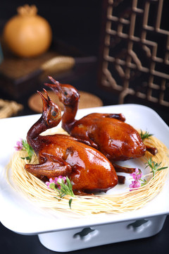 脆皮乳鴿