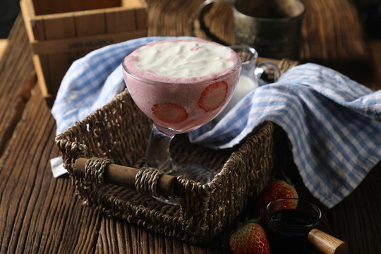 草莓蓝莓酸奶