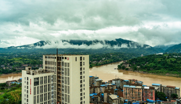 巴山雨后云煙起
