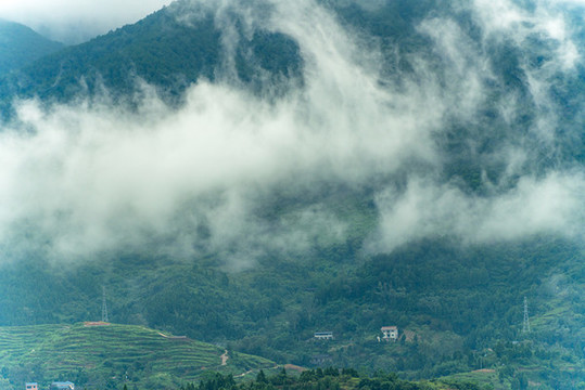巴山雨后云煙起