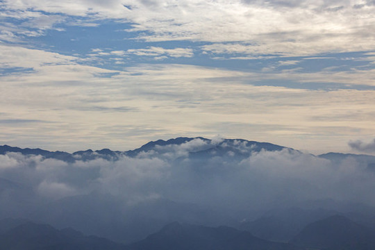 山巒云霧