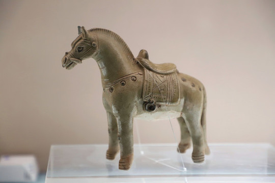青釉馬