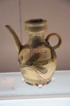 琉璃廠窯青釉刻花執(zhí)壺
