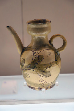 琉璃廠窯青釉刻花執(zhí)壺