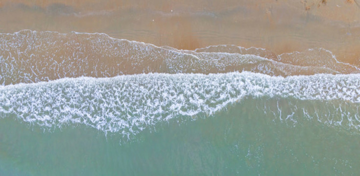 俯視海灘浪花