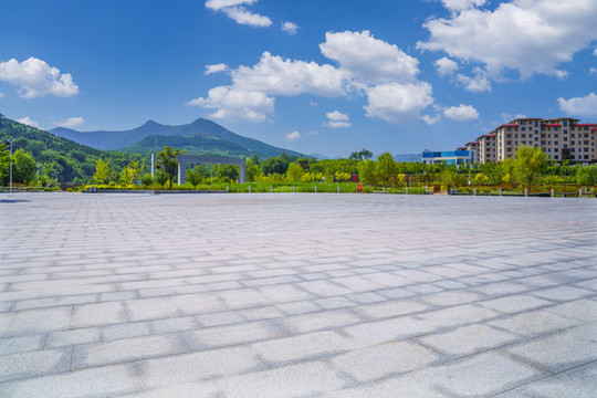 青山樓房建筑背景的公園青石板路