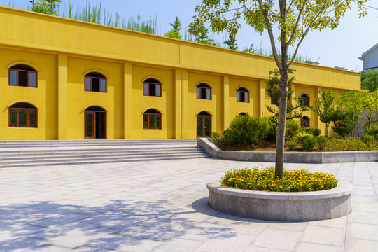 前景是石板路的公園黃色房子景觀
