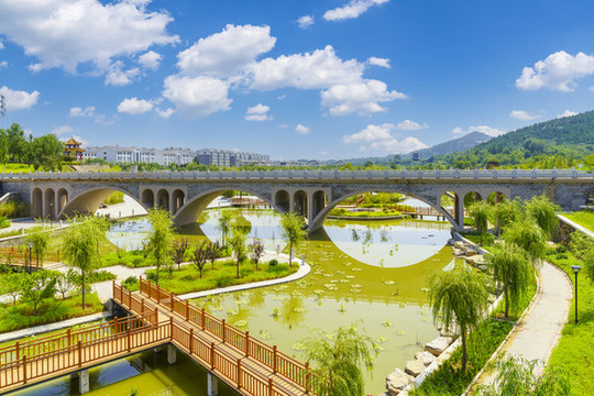 公園拱橋木橋湖景