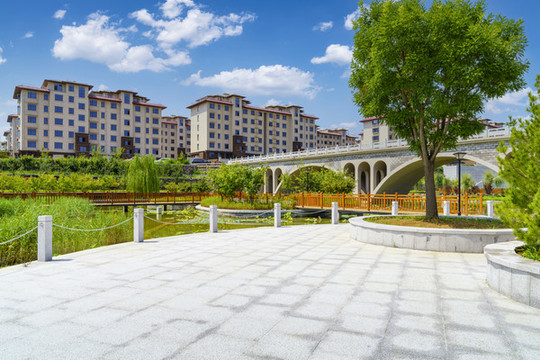 拱橋和樓房背景的公園青石板路面