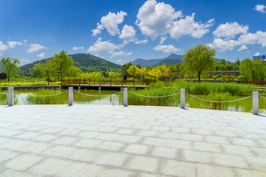 青山背景的公園青石板路面