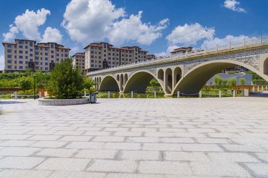 拱橋和樓房背景的公園青石板路面