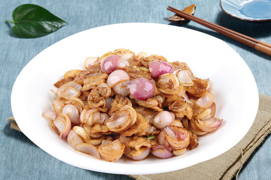 五花肉炒小干蔥