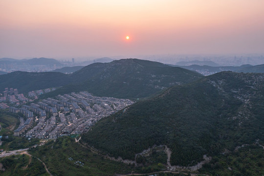 航拍濟南山區(qū)日落