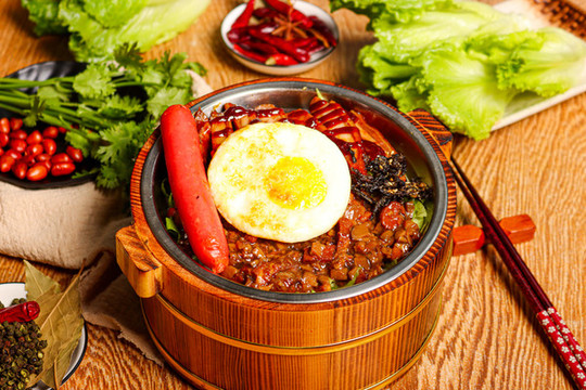 鹵肉雞排飯