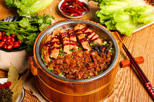 鹵肉雞排飯