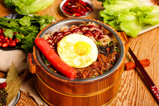 鹵肉肥牛拌飯