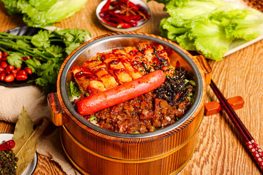 鹵肉雞排飯