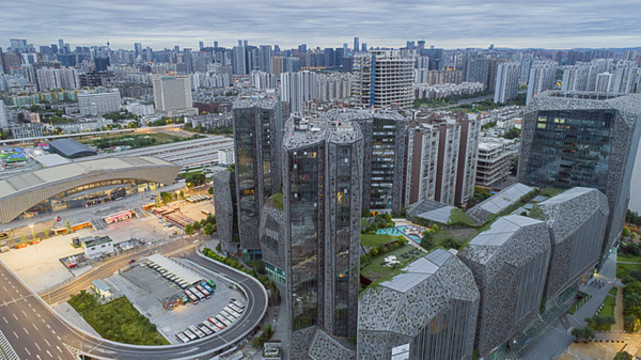 成都高新區(qū)天府大道上的都市風(fēng)光
