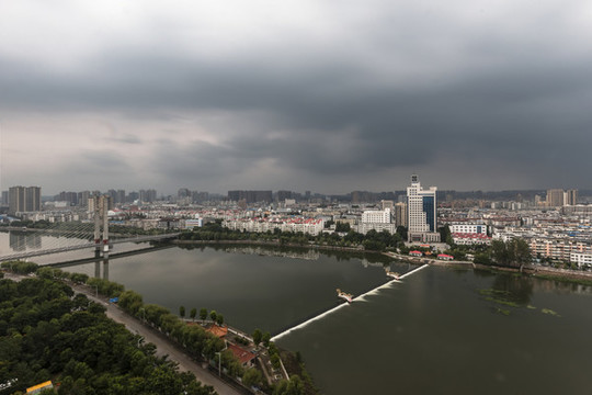 陰雨天河流城市風(fēng)光
