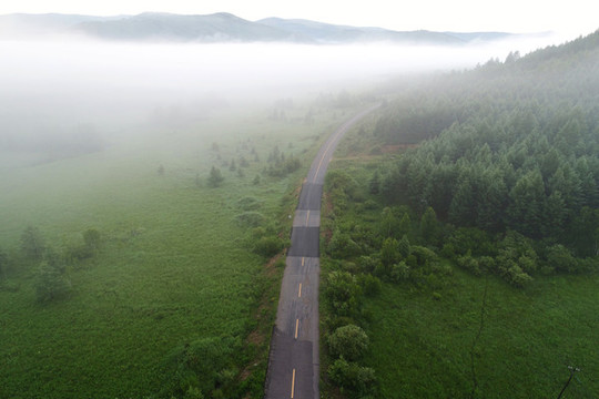 航拍大興安嶺山路晨霧