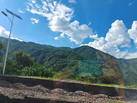 茫茫大山小小包谷地