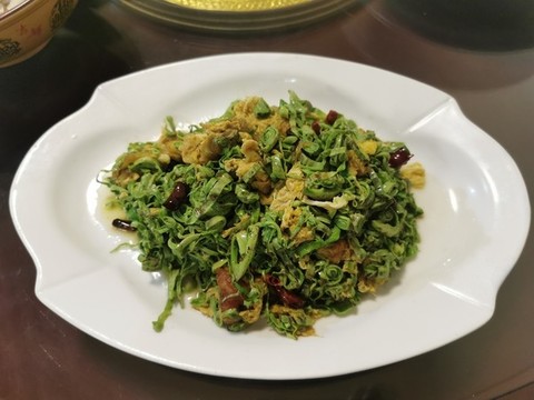 雞蛋炒荷葉