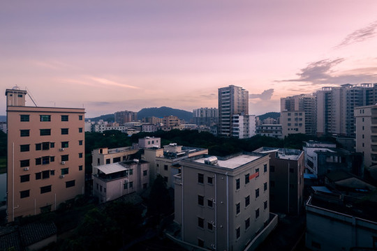 高樓林立的小鎮(zhèn)日落