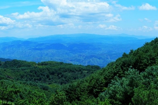 藍(lán)天下的群山