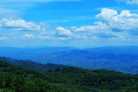 藍天下的群山