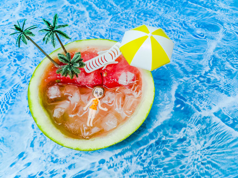 模擬夏日浴場(chǎng)場(chǎng)景的西瓜創(chuàng)意攝影