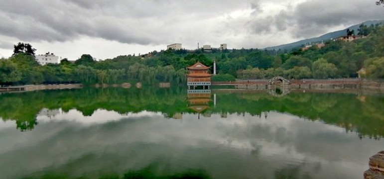易羅池