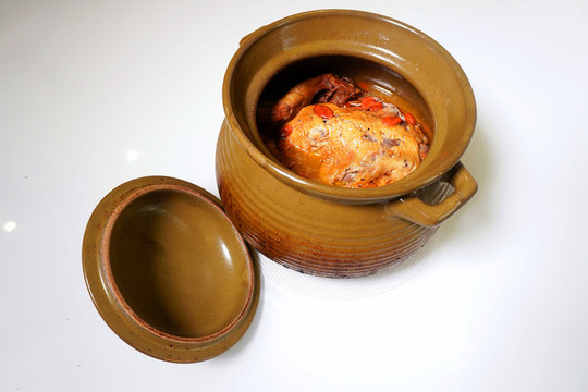 枸杞大棗中藥砂鍋燉雞